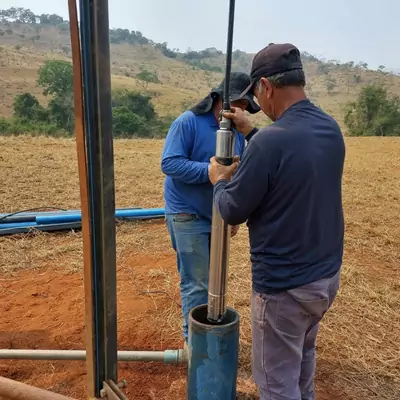 Instalação da bomba: foto registrada pelo técnico no aplicativo SisPoços durante a perfuração do poço artesiano