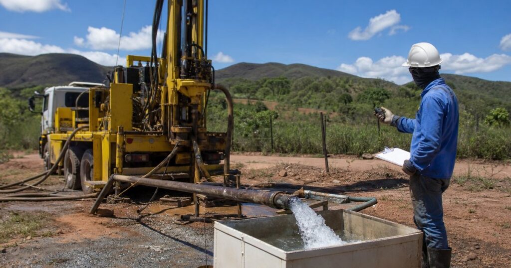 Equipe de perfuração fazendo teste de bombeamento em poço artesiano no interior do Brasil